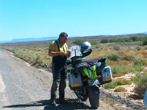 Stretching legs and identifying lanbdmarks: Well we got into our pace and the ride up the R355 to Calvinia in up to 40ºC was really lekker, the road is on excellent condition.